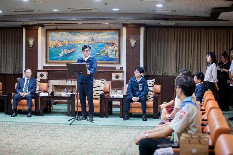 陳其邁市長(中)與獲獎青年志工交流互動,肯定青年以實際行動投入公益服務,為社會注入更多溫暖與力量。 陳其邁市長(中)與獲獎青年志工交流互動,肯定青年以實際行動投入公益服務,為社會注入更多溫暖與力量。