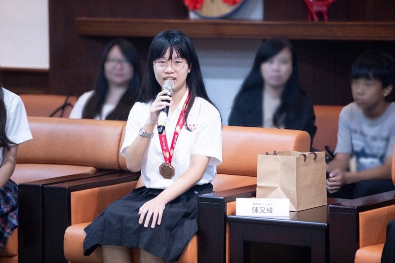 獲得「奉獻獎」的中山高中學生陳又綾將美術專長帶入小兒科病房與偏鄉服務現場,透過捏塑教學陪伴病童與原鄉健康篩檢及營養調查,展現青年關懷社會的行動力。 獲得「奉獻獎」的中山高中學生陳又綾將美術專長帶入小兒科病房與偏鄉服務現場,透過捏塑教學陪伴病童與原鄉健康篩檢及營養調查,展現青年關懷社會的行動力。
