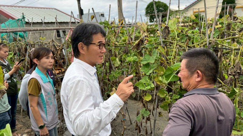 圖：米克拉颱風豪雨重創雲林農業，雲林縣長參選人劉建國立委緊急要求農業部到場會勘，爭取「蔬菜全品項」災損救助／劉建國服務處提供