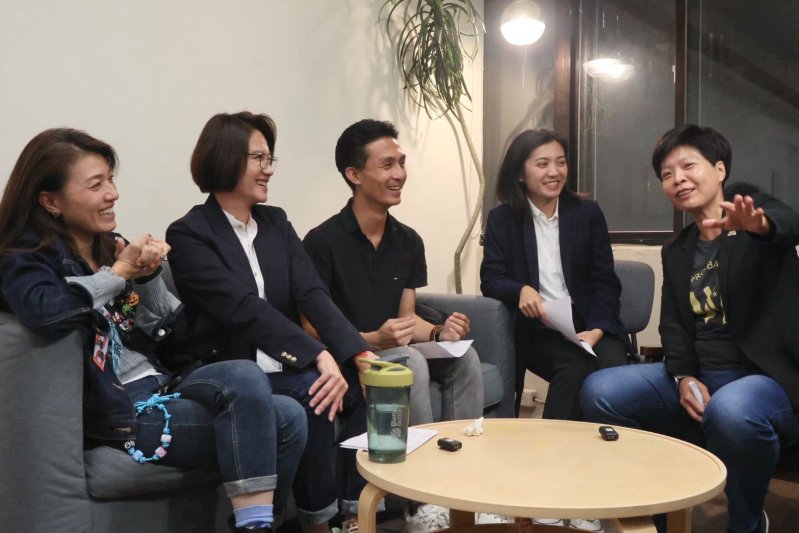 圖：台北好政連線跨界對談氣氛熱絡，劉品妡（右二）與劉柏君（右一）等人交流，聚焦首都公共服務品質及基層體育發展／劉品妡臉書