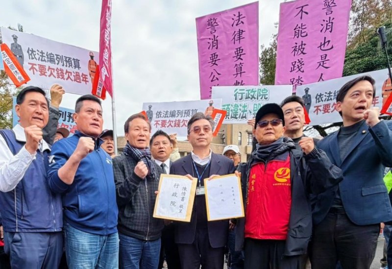 法案三讀卻領不到錢?退休警消怒告行政院 6000人集體訴訟捍衛法定權益 新聞圖片