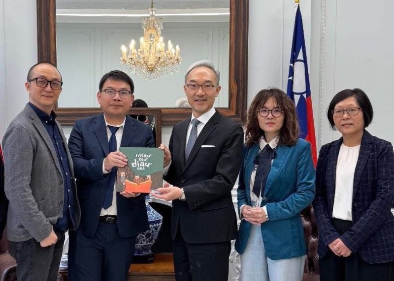 台中客語繪本《貓頭鳥》獲國際金獎　中市客委會拜會駐英代表處