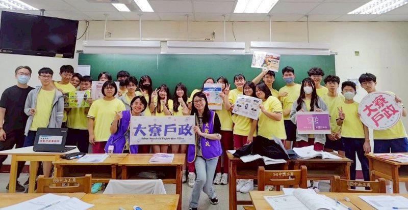 大寮戶政前進6校園 人生的第一張身分證 直接送進校園