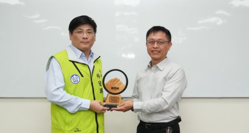 澎縣府召開主管工作會報 模範公務人員陳富宗分享數位轉型與資安治理成果 新聞圖片