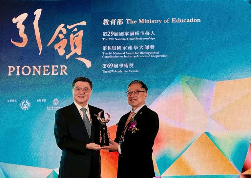 高醫大校長余明隆榮獲教育部學術獎 C型肝炎研究成果獲高度肯定 新聞圖片