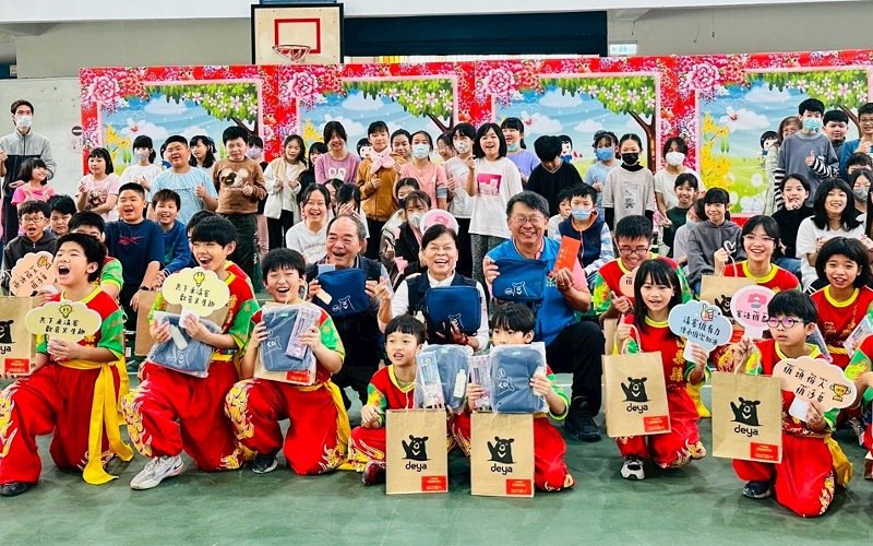 頭份市公所贈環保兩用包 羅雪珠祝學童兒童節快樂 新聞圖片