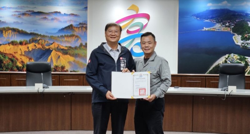 高市府召開勞工自治委員會 頒發新聘聘書並致匾感謝委員長期貢獻 新聞圖片
