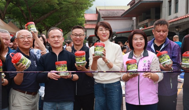 南投梅子節推廣在地鮮食 許淑華縣長與民眾手作青梅 新聞圖片