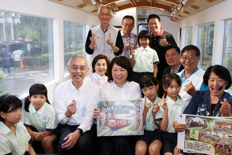 全台首例 嘉義市長黃敏惠與林森國小師生同慶林鐵車廂新生 新聞圖片