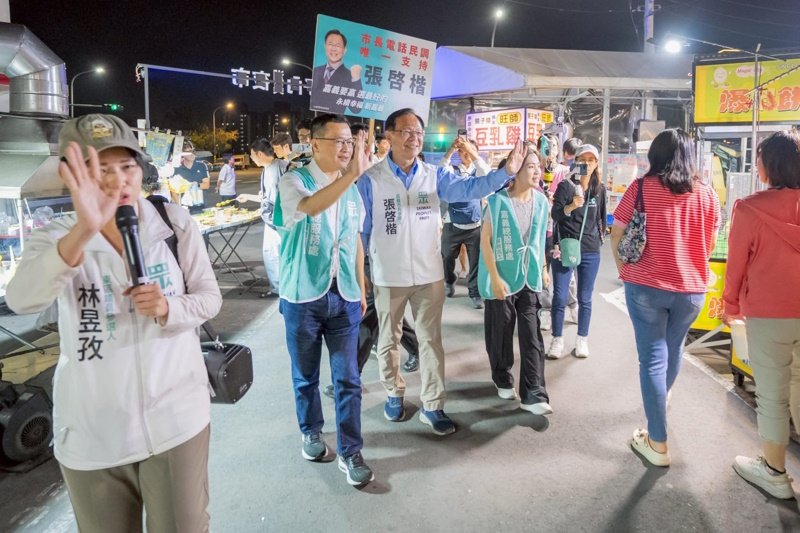 提前用胸襟與高度證明自己是藍白合「最強候選人」 張啓楷在嘉義市實踐藍白合 新聞圖片