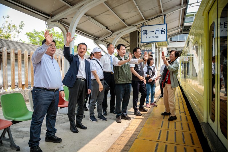 山嵐號首航抵「嘉」嘉義縣長翁章梁迎接首批遊客 新聞圖片