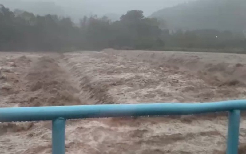最強春雨!苗栗豪雨中港溪水位暴漲 氣象署連發2次警示 新聞圖片