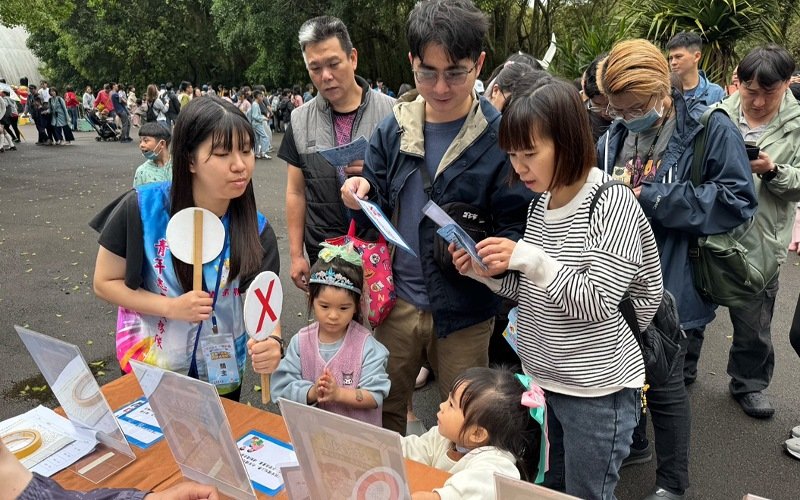 苗栗救國團「定向尋寶」吸引300親子同樂 賴香伶:讓CRC兒少權益在遊戲中扎根 新聞圖片
