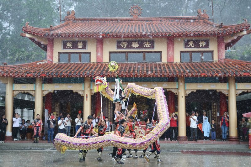 「金龍賜福藝術文化節」迎春雨引人潮 同享信仰藝文公益之樂 新聞圖片