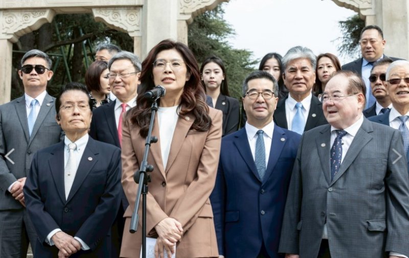 鄭麗文率團謁中山陵 強調以九二共識推動兩岸對話 新聞圖片