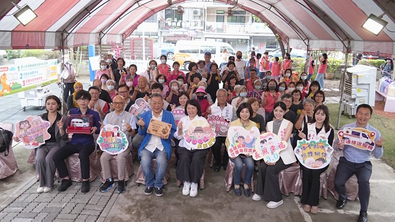 公私協力打造高齡友善城市 以愛傳家回饋社會 市政顧問林文村捐贈長照交通車 新聞圖片