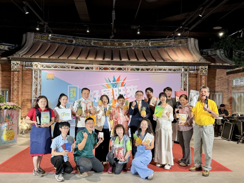 周縣長率隊北上推廣屏東金鑽鳳 梨 屏東農產展售連三天 遠東百貨竹北店登場 新聞圖片