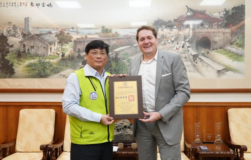 林皆興頒贈AIT高雄分處張子霖處長榮譽縣民證 感謝任內深耕交流