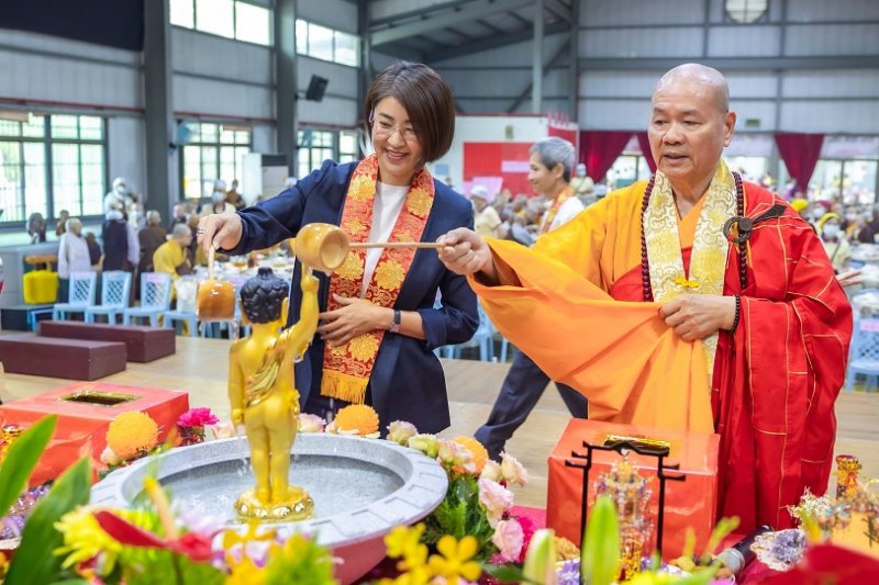 南投縣佛教會2570年聖誕浴佛祈福點燈大法會 許淑華為民祈福