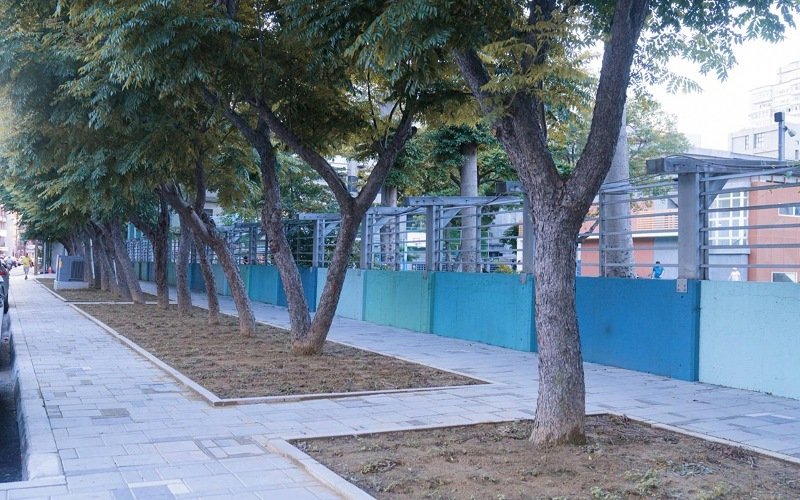 竹北仁愛國中通學步道完工! 「俄羅斯方塊」鋪面設計 上學路變趣味畫布
