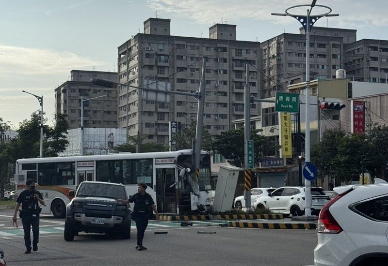 頭份中央路客運撞車釀6傷 疑疲勞駕駛肇事、縣府要求業者負擔醫療費用