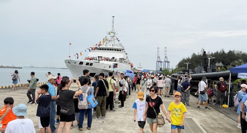 2026國家海洋日擴大慶祝 海巡艦艇各地開放逾萬人登艦同樂