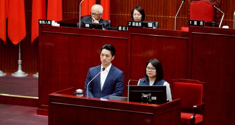 蔣萬安總質詢拍板無車日公車免費 推動敬老卡與營養政策再升級
