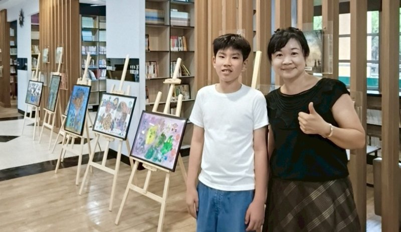 用畫筆敲開世界的窗!福東國小特教生王紹丞個展,展現生命色彩與無限可能