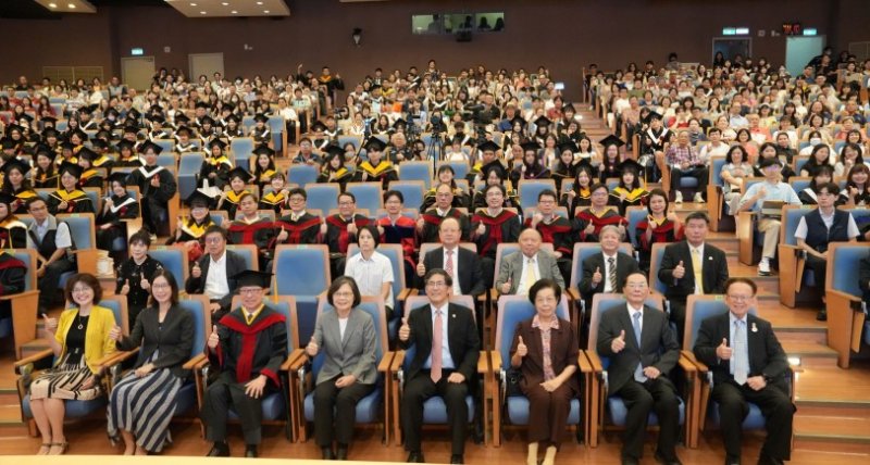 蔡英文出席高醫大典業典禮 勉畢業生成為支持社會的力量