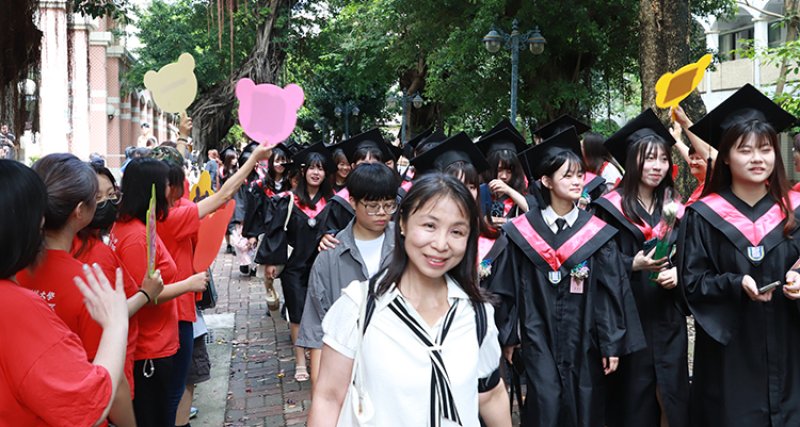 中華醫大畢業典禮 校長李碧娥期勉華醫人贏得AI時代競爭力