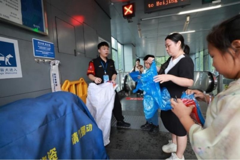 北京地鐵備妥160萬件雨衣 汛期免費發放延續20年暖心服務
