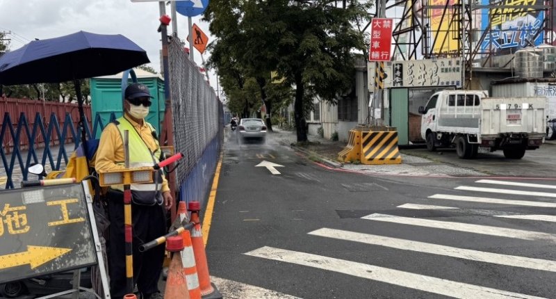 連日大雨致岡山區中山北路1處塌陷 高市捷運局漏夜搶修 今早開放通行