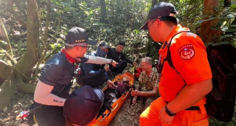 美籍遊客阿塱壹古道疑熱衰竭 海巡消防聯手救援3小時脫險
