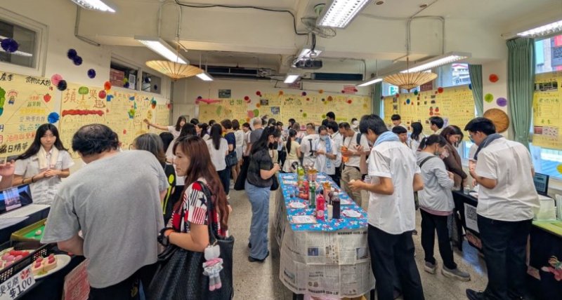 教室變成菜市場！開平餐飲期末成果展變身超好玩主題市集！