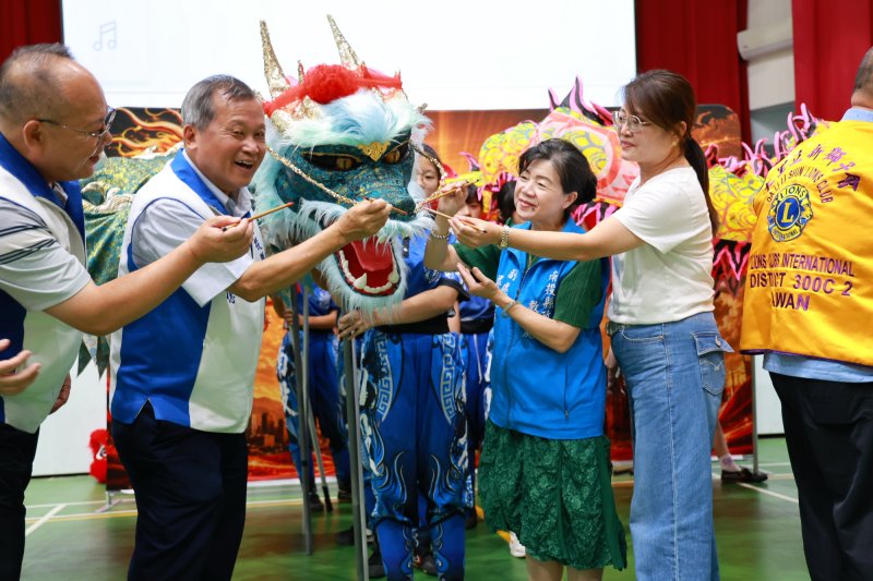 南投北國中舞龍隊出訪波蘭巡演 王副縣長授旗勉勵