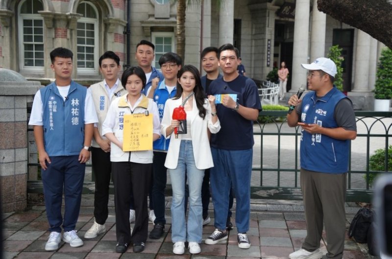 藍營青年赴監察院檢舉卓榮泰等4官員失職　再赴政院送「油槍」諷食安應對