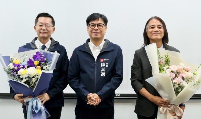 高市府表揚退休市政功臣　陳其邁頒獎感謝郭添貴、許永穆奉獻