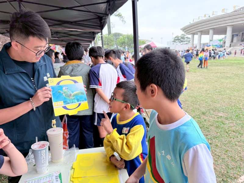 又有遊客摸海龜遭海巡移送 屏縣府呼籲民眾共同守護海龜避免觸法