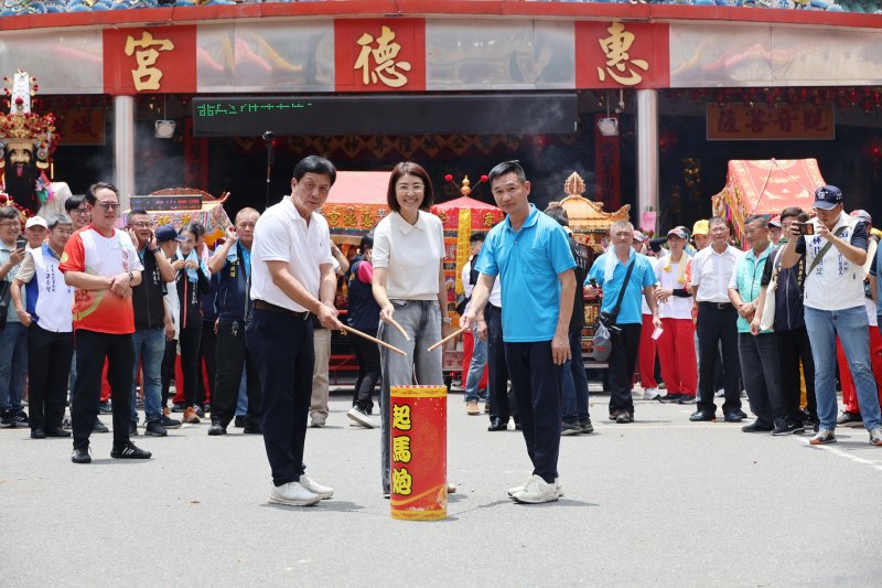 南投草屯惠德宮迓城隍熱鬧踩街 許淑華縣長點起馬炮