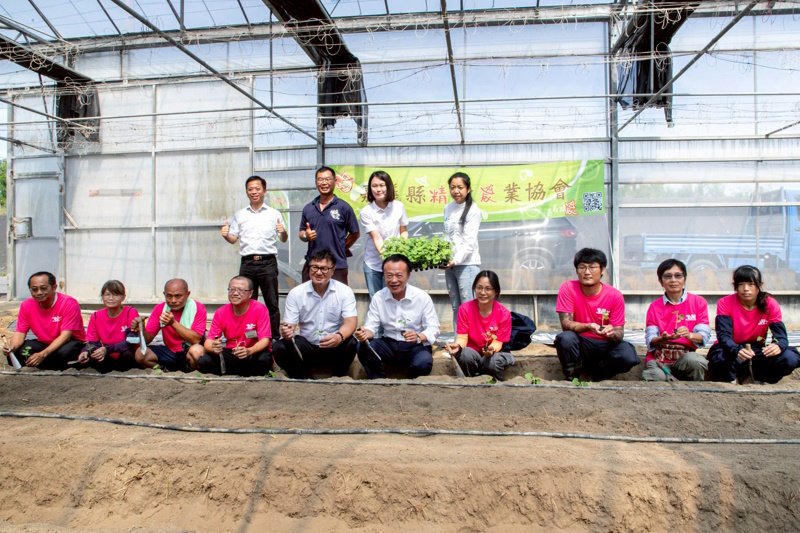 縣長翁章梁攜手6位園主種下瓜苗 嘉義縣第9屆「一季園主」開訓