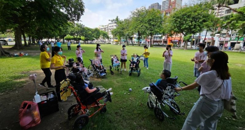 民生醫院飛象家園受虐併重症童走出家園　大學生陪伴社區走讀觀察自然新體驗