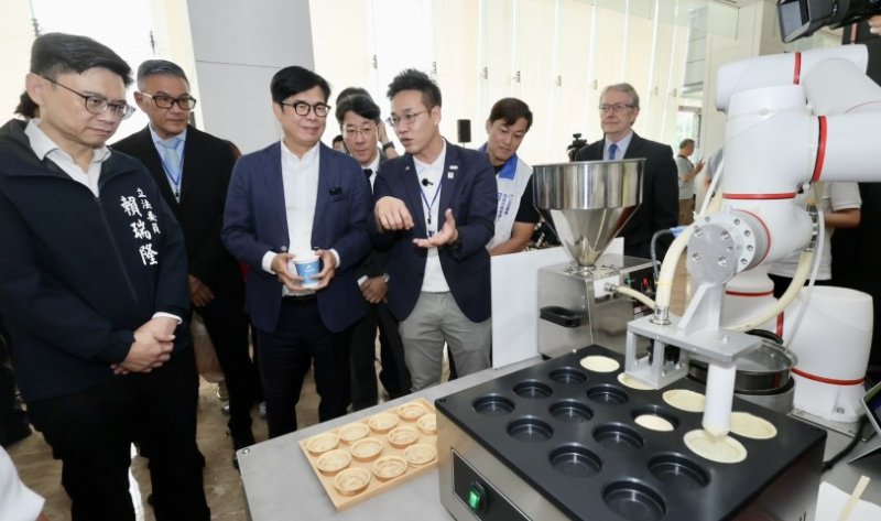 飛傲科技「機器人創新中心」進駐高軟  陳其邁：歡迎投資高雄，期盼共同茁壯