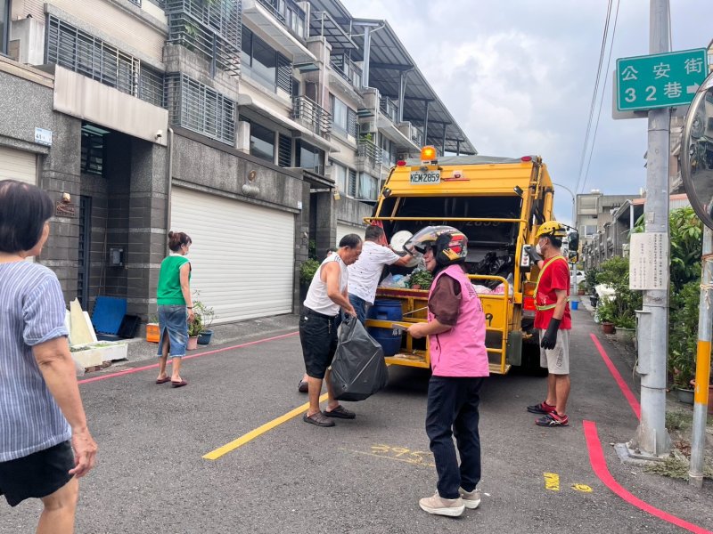 專業律師變身防詐守護神！ 龔書翩律師街頭「追垃圾車」親發文宣