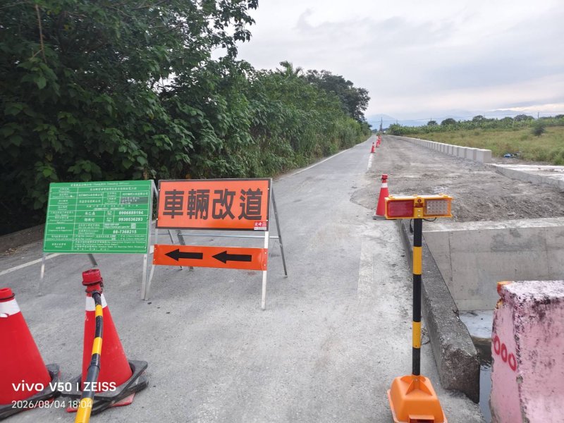 屏東縣長治  崇華實驗學校的後面道路拓寬了