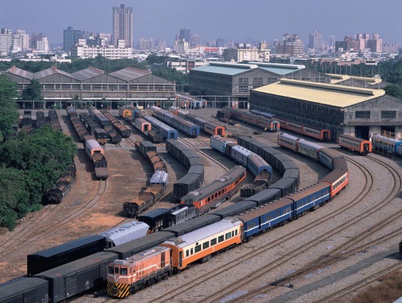 高雄昔日火車醫院華麗轉身為親子遊樂園區 開幕日限定退休職人帶路探秘
