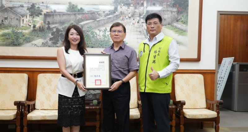 集保結算所深耕公益助澎湖教育及醫療  林皆興代表縣府頒發感謝狀