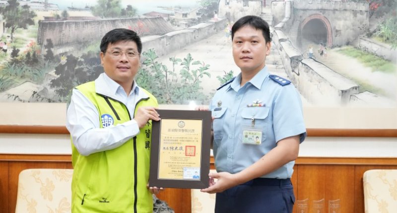 空軍馬基隊長鍾顯慶榮調履新 林皆興頒榮譽縣民證肯定地方貢獻