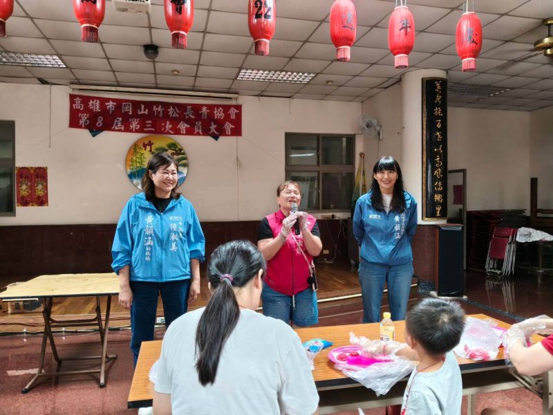老少齊聚揉粿香!竹圍里長郭淑鈴攜手黃韻涵辦手作紅龜粿凝聚鄰里情