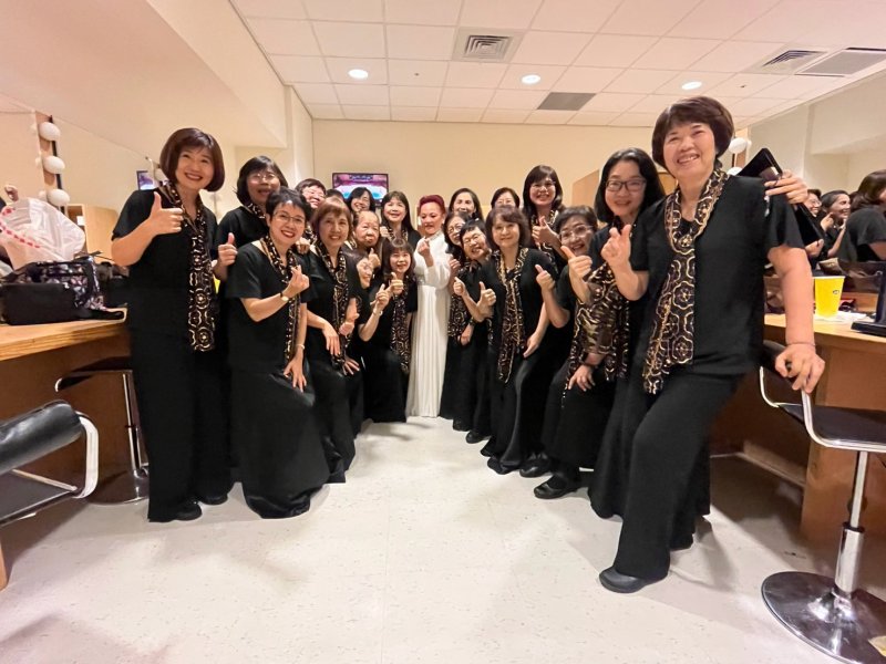 一場精湛演出 屏東市中正國中音樂班校友與欣韻合唱團的合作無間