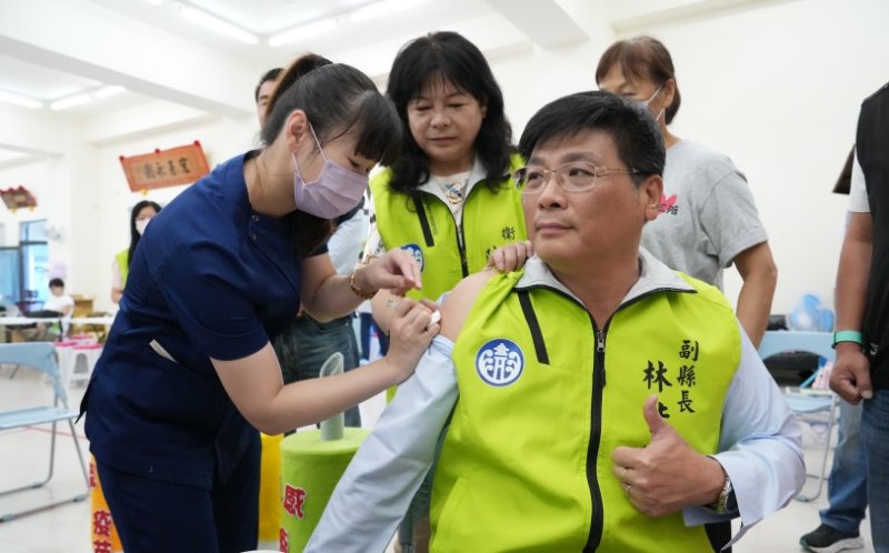 公費流感及新冠疫苗10/1開打  林皆興籲符合資格鄉親踴躍接種